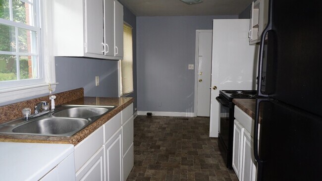 Building Photo - 2064 Seneca Dr