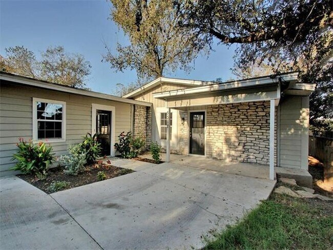 Building Photo - Cool home in East Austin - Don't Miss this...
