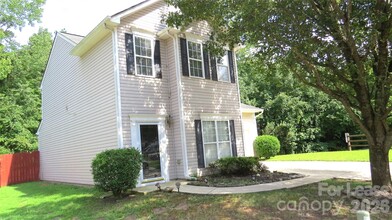 Building Photo - 2738 Highland Park Dr
