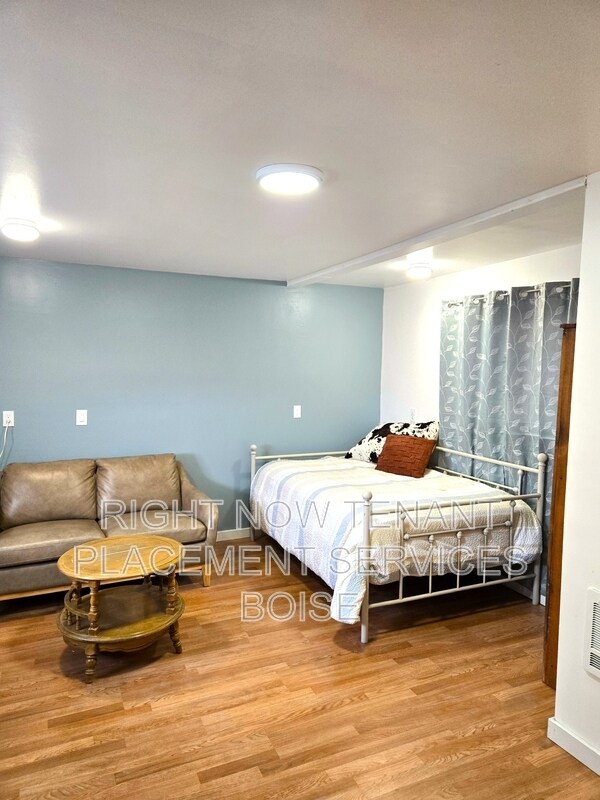 Foto del edificio - 15822 Riverside Rd