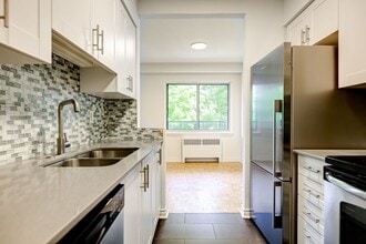 Building Photo - 4555 Av. Bonavista
