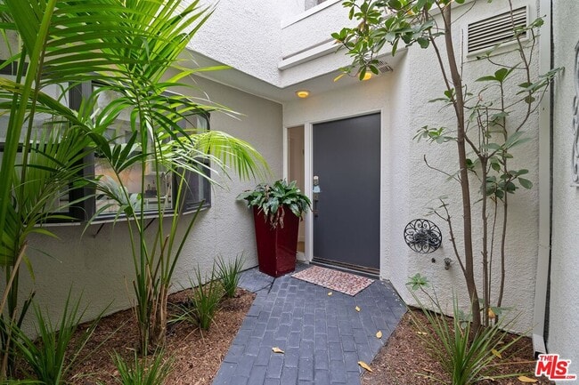 Building Photo - 13 Sea Colony Dr