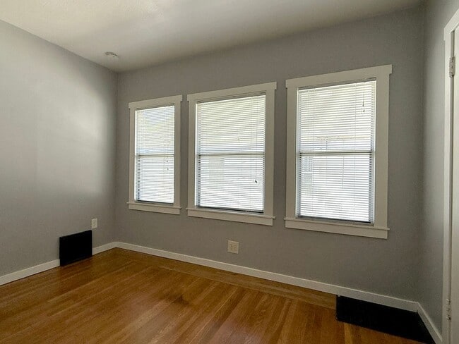 Building Photo - Amazing Oakland! Spacious 2 bedroom 1 bath...
