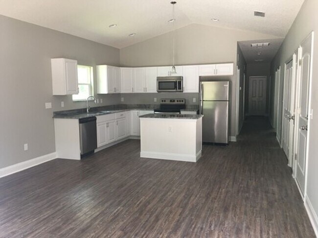 Building Photo - 3 Bed, 2 bath Family Home!