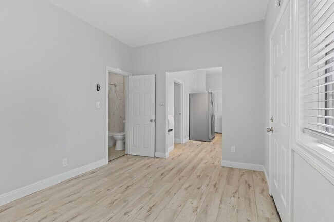 Foto del edificio - 338 E 7th St
