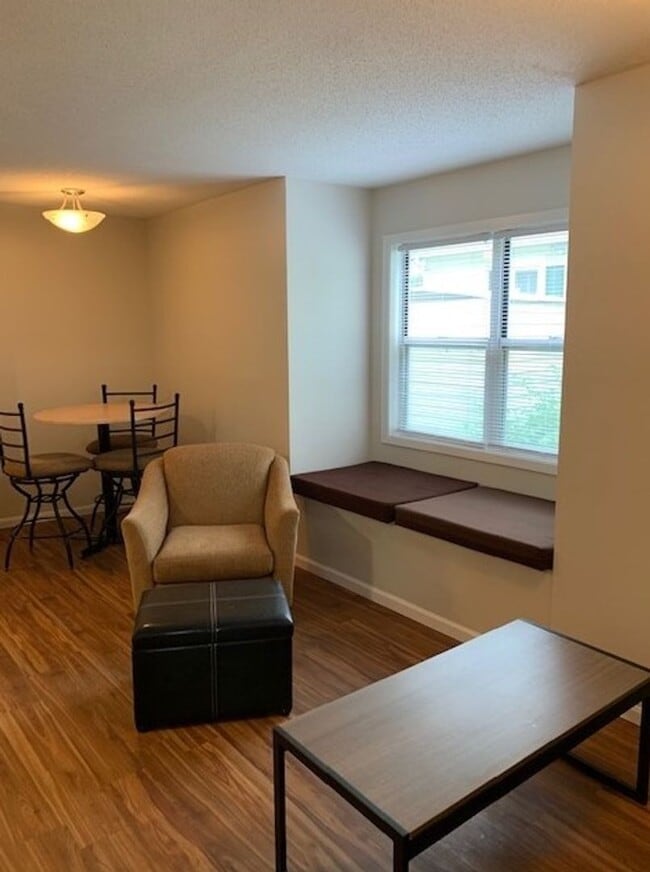 Interior Photo - 1003 W. Stoughton