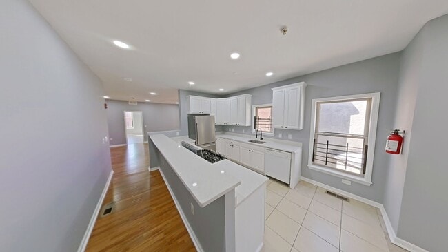 Photo - 1831 W Diamond St Apartment