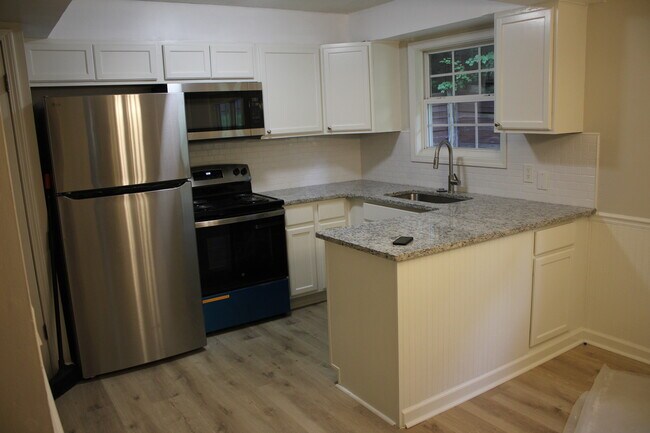 Foto del edificio - 963 Happy Hollow Rd