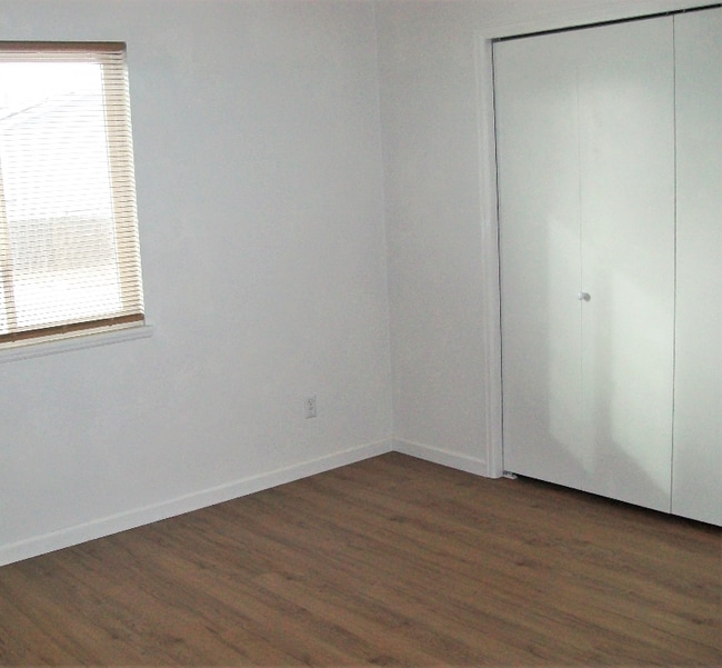 Building Photo - 4448 Lake Mead Dr