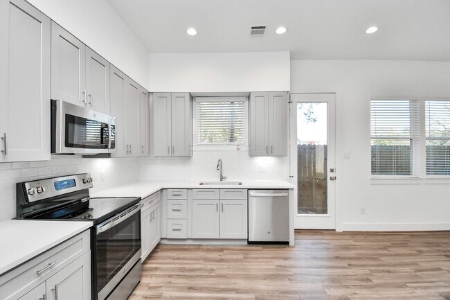 Building Photo - 9027 Laverne Oak Ln