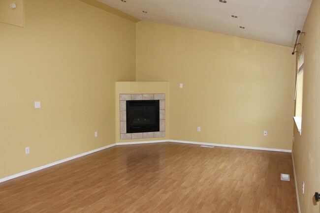 Building Photo - NE 4 Bedroom, 3 Bath, Gas Fireplace/Heat, ...
