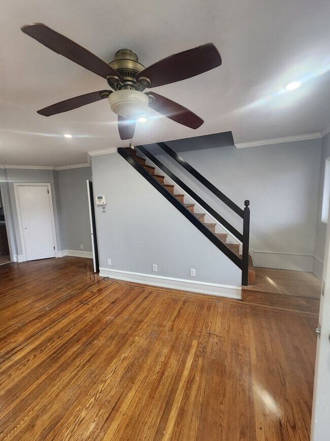 Foto del edificio - East Oak Lane House for rent with front porch and rear yard