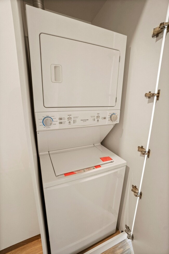 Photo - 213 W Chicago Ave Apartment