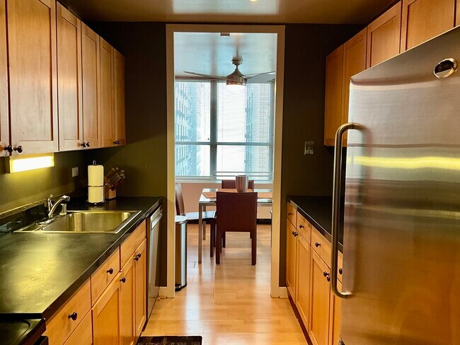Foto del edificio - 655 W Irving Park Rd