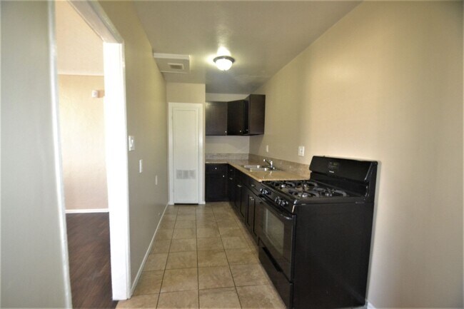 Building Photo - 519 W 19th St