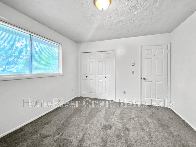 Building Photo - 1260 S Blvd