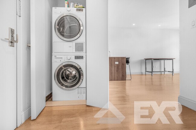 Building Photo - 1094 Madison St