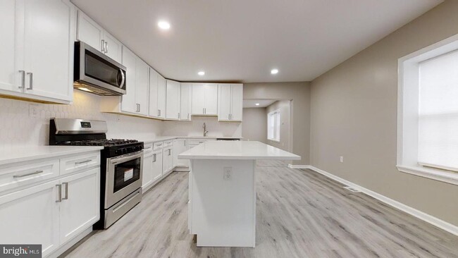 Building Photo - 8304 MAPLEWOOD Dr