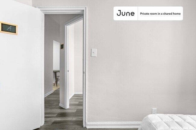 Foto del edificio - Private bedroom in 3 bed/1 bath Home