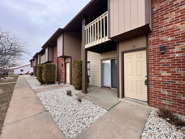 Foto del edificio - Recently Renovated 1 Bedroom 1 Bath Lower Apartment W/Garage!