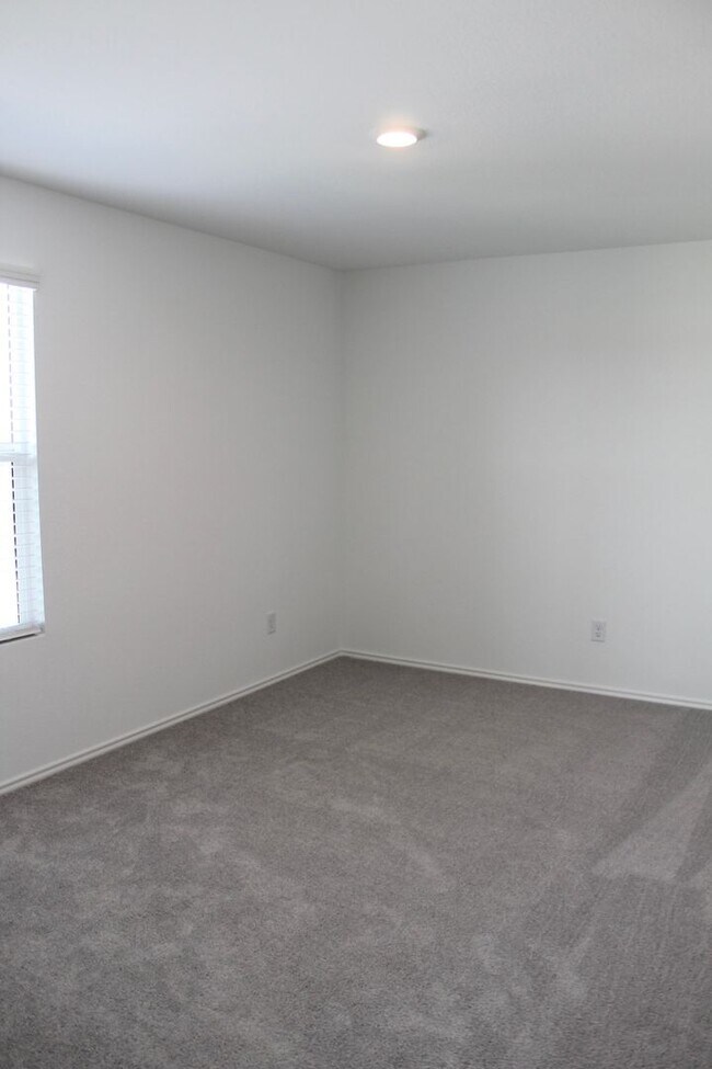 Building Photo - 5 bedroom, 3 bath, and over 2000 sqft!!!!