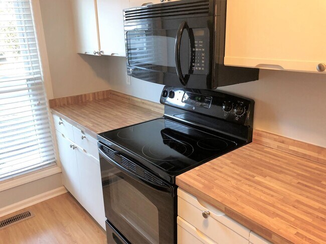 Building Photo - Welcome to the 2 Bed 2 Bath Bottom Floor C...