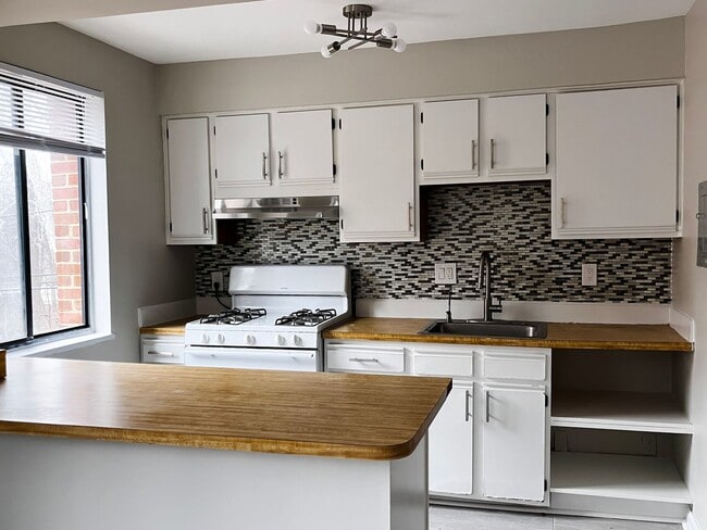 Building Photo - 2026 Move-In Special – $500 LEASE SIGNING BONUS!! Spacious Sunlit 2BR Apartment – Prime Location ...