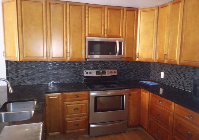 Building Photo - 3 bedroom 2 bathrooms