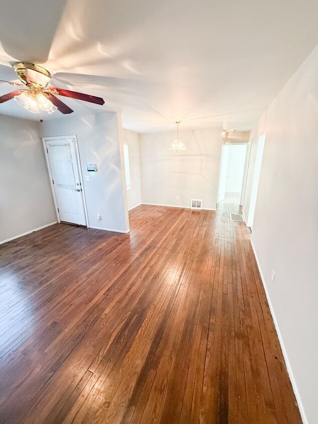 Foto del edificio - 2 Bed/1 Bath - Beautiful Hardwood Floors!