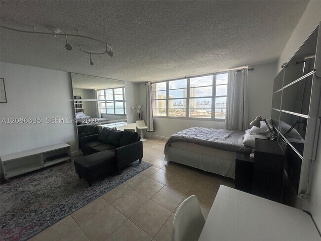Foto del edificio - 905 Brickell Bay Dr