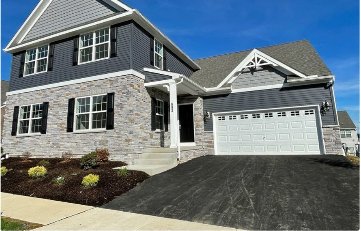 Primary Photo - Stunning 4 bedroom 2.5 Bathroom Home in Ma...