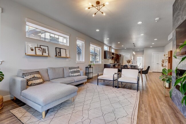 Foto del edificio - $4,145.95 - 3 Bed, 2.5 Bath Townhome In Denver with Central AC and Outdoor Space!