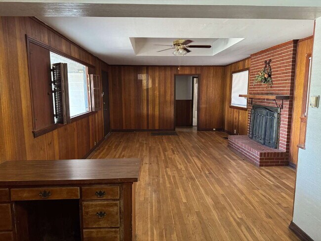 Foto del edificio - "Charming 2-Bed Home with Gleaming Hardwood Floors in Central Lubbock – 1274 Sq. Ft. of Cozy Livi...