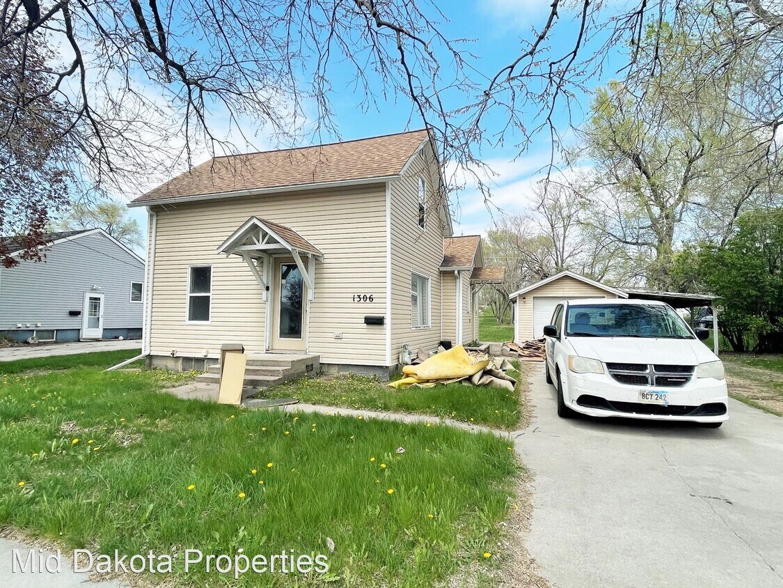 1306 W 3rd Ave, Mitchell, SD 57301 House Rental in Mitchell, SD