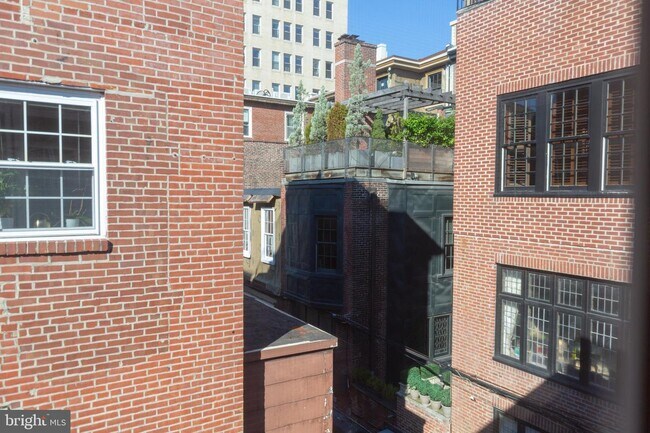 Building Photo - 1827 Pine St