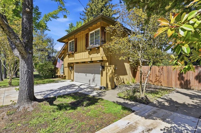 Foto del edificio - Wonderful 4bd/2.5ba Cameron Park Home with Pool and RV Access!