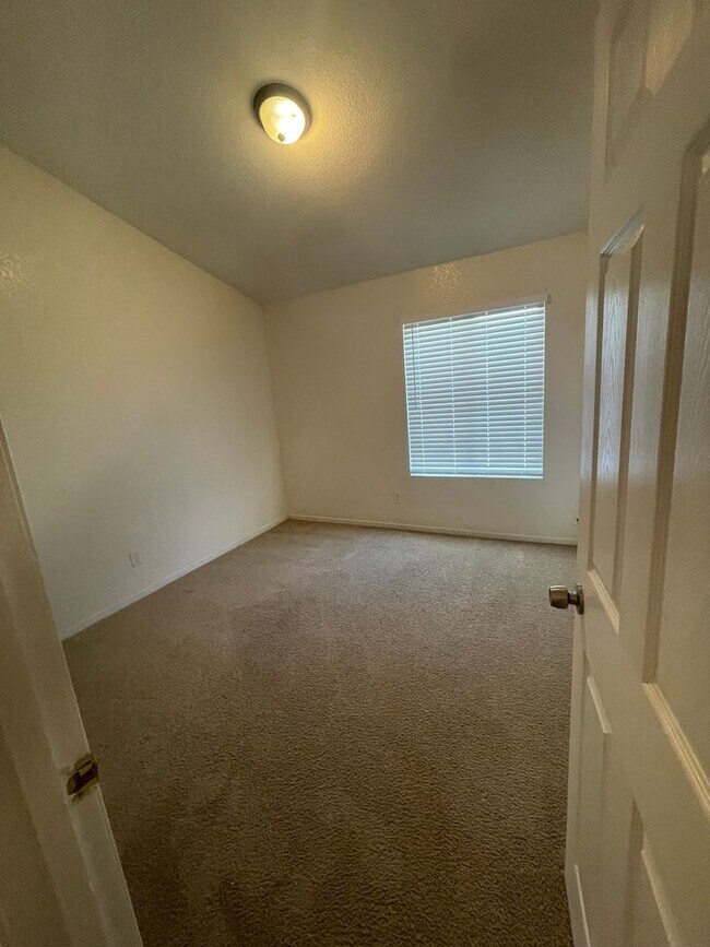 Foto del edificio - Beautiful 3 bedroom and 2 bath home ready for move in.