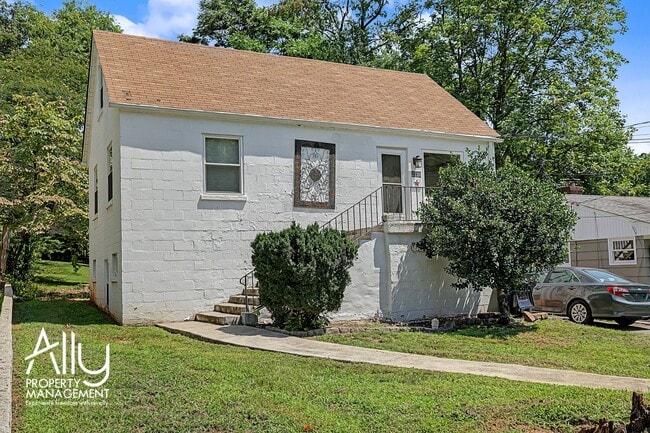 Building Photo - 2550 Woodland Dr