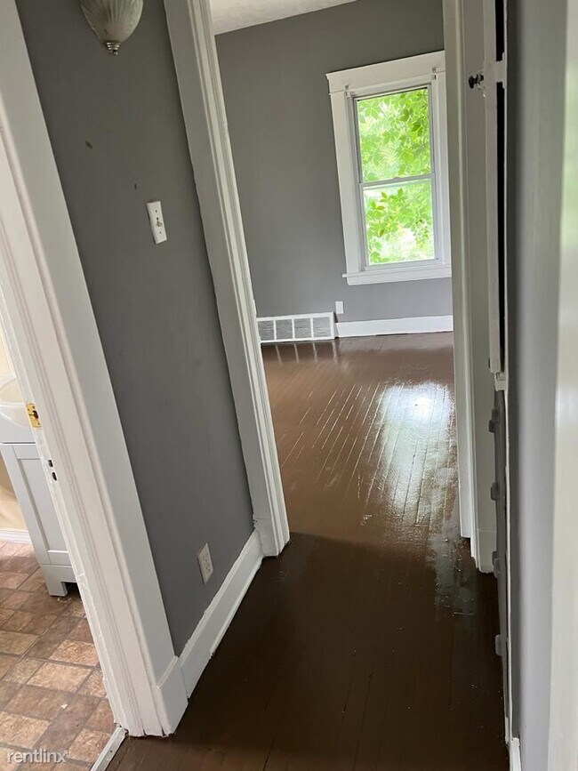 Foto del edificio - 2 br, 1 bath Triplex - 13607 Gainsboro Ave...