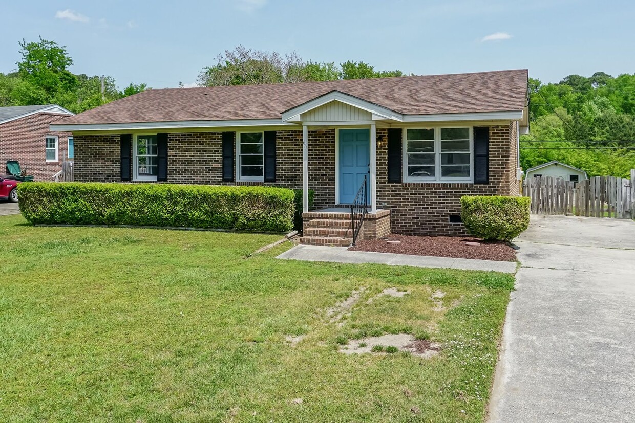 Primary Photo - Large fenced yard!!