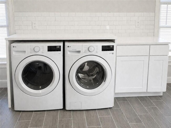 Building Photo - 71 E George St