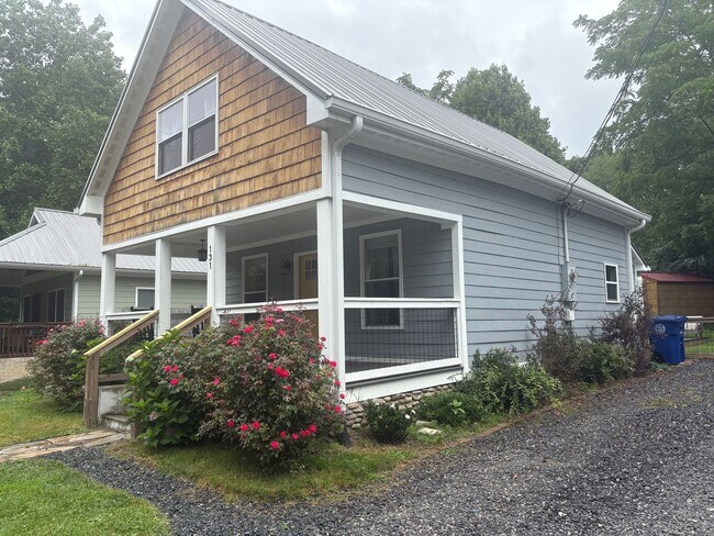 Foto del edificio - Partially Furnished Rental Walking Distance to Downtown Black Mountain!