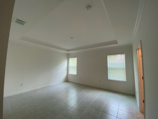 Foto del edificio - Like New 3 bedroom + den with French doors, screened in porch and Fenced yard and much more...