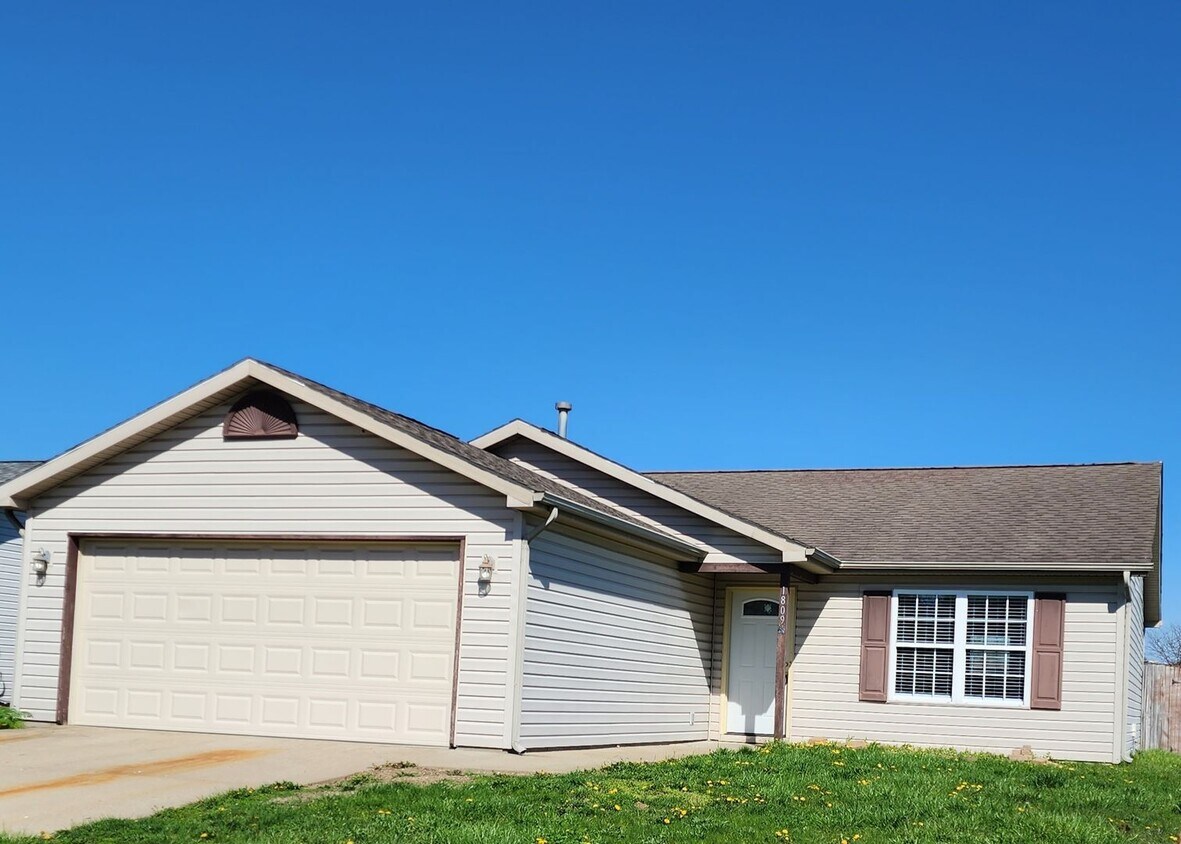 Foto principal - Newly Renovated! 3 Bedroom, 2 Bath, 2 Car ...