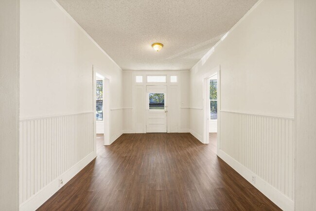 Foto del edificio - Timeless Charm Meets Modern Living: Own a ...