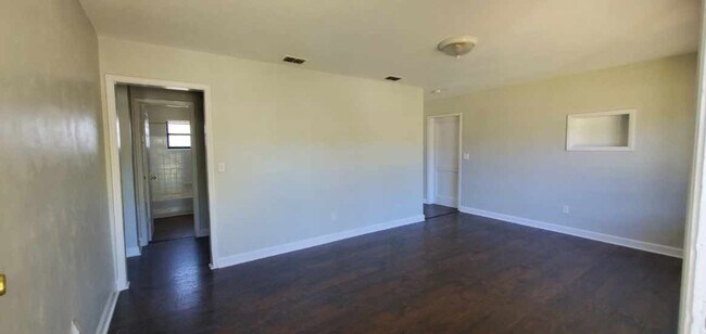 Building Photo - Two bedroom one bath