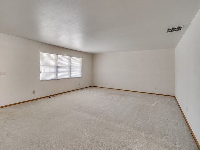 Building Photo - 3121 Lakeside Dr