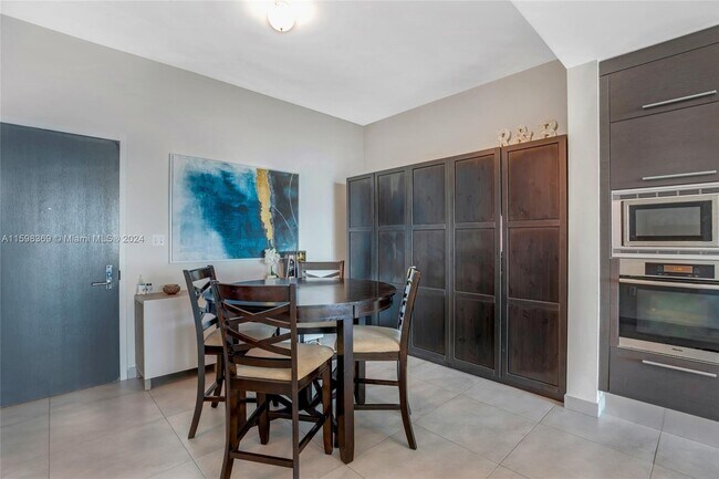 Building Photo - 900 Biscayne Blvd