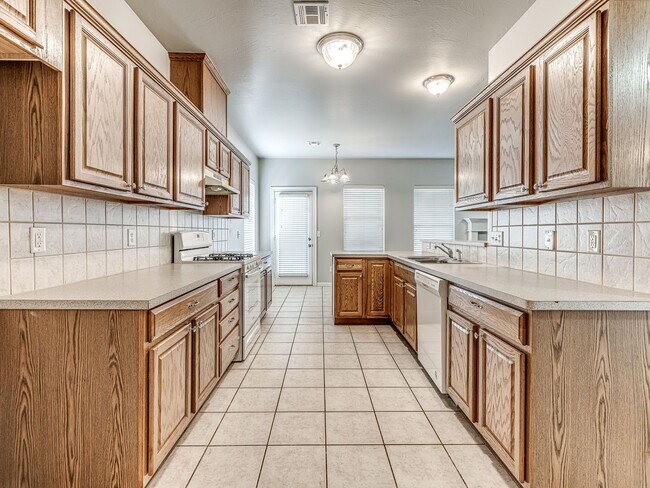 Foto del edificio - Well kept home in Edmond + 3 bedrooms + Office + Edmond Schools