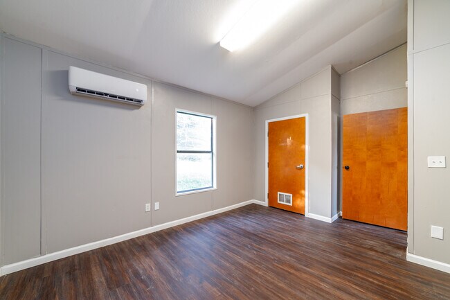Building Photo - 1710 Private Rd 4352